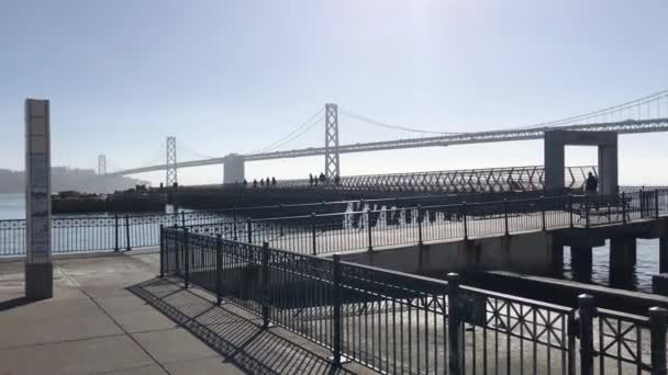 Panoramatický výhled na Golden gate bridge a chodníku poblíž Pier 14, San Francisco