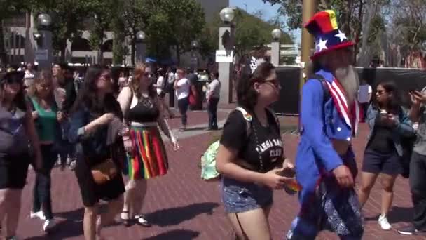 Mensen met kostuums tijdens San Francisco Lgbt pride parade 2018 — Stockvideo