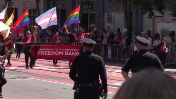 Lesbian-Gay band during San Francisco's LGBT pride parade 2018 — Stock Video