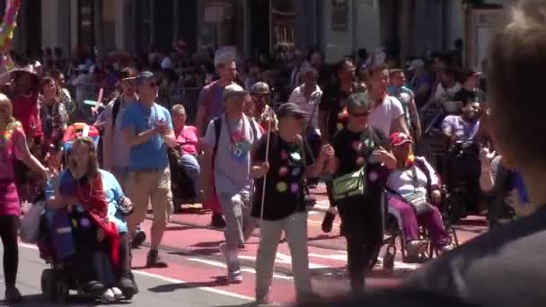 Personas Diferentes Edades Durante Desfile Del Orgullo Lgbt San Francisco — Vídeos de Stock