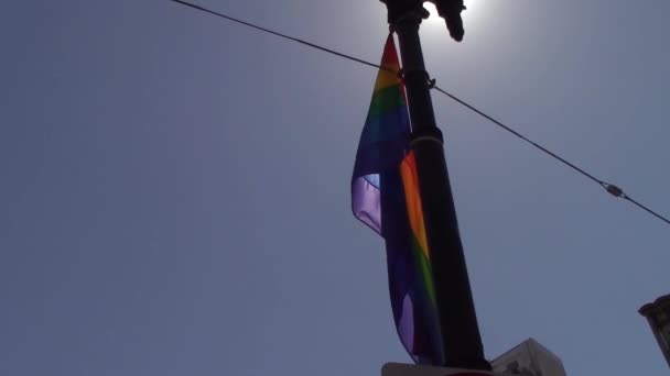 Bandera Lgbt Ondeando Poste Lámpara Durante Desfile Del Orgullo Lgbt — Vídeos de Stock