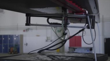 Bir atölyede ağır ekipman bakım