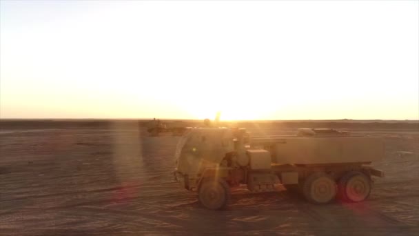 Военный грузовик припаркован посреди пустыни на закате — стоковое видео