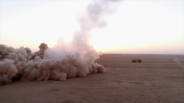 Lanzamiento de cohetes desde un camión del ejército en el desierto — Vídeo de stock