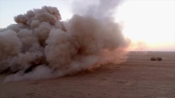 沙漠中军用卡车发射火箭的观点 — 图库视频影像