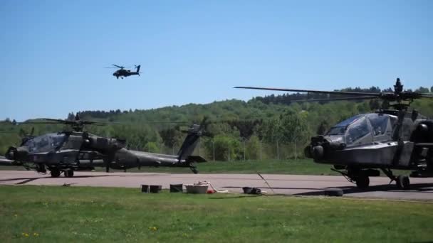 Grupo Helicópteros Soldados Del Ejército Estados Unidos Una Base Militar — Vídeo de stock