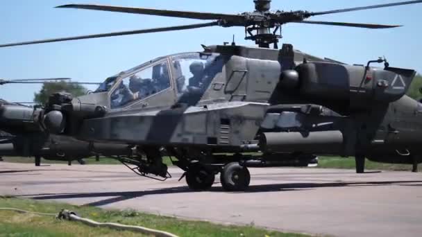 美国士兵在军用直升机中准备起飞 — 图库视频影像