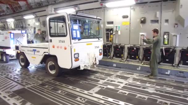 Vehículos Apoyo Terrestre Guardia Costera Estadounidense Que Entran Hangar — Vídeos de Stock