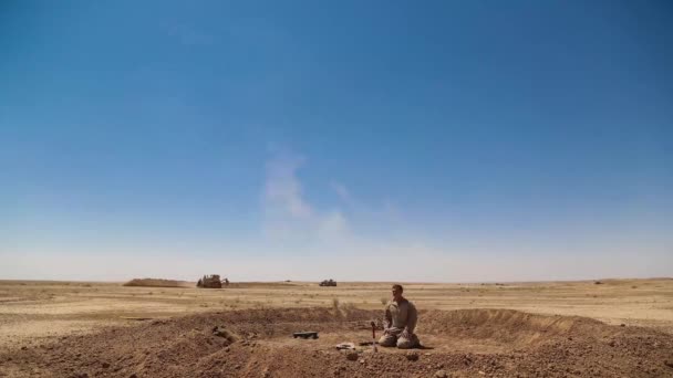 Timelapse Van Soldaten Gebouw Wachtpost Woestijn Gebied — Stockvideo