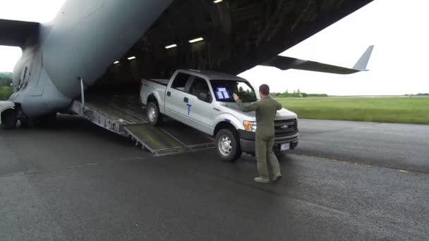 Żołnierz Dając Wskazówki Dotyczące Przyjęcia Pokład Samochód Pickup Samolot Transportowy — Wideo stockowe