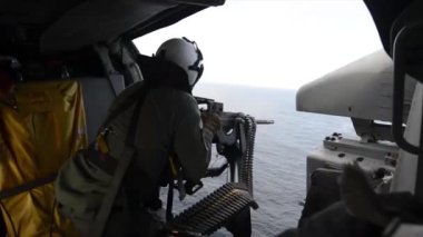 Asker savaş helikopteri eğitim çalışmaları sırasında çekim