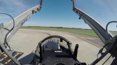 Bize hava kuvvetleri pilotu bir Strike Eagle çıkarmaya hazırlanıyor