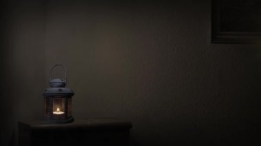 Gizemli bir karanlık odada bir antika lamba yaktı