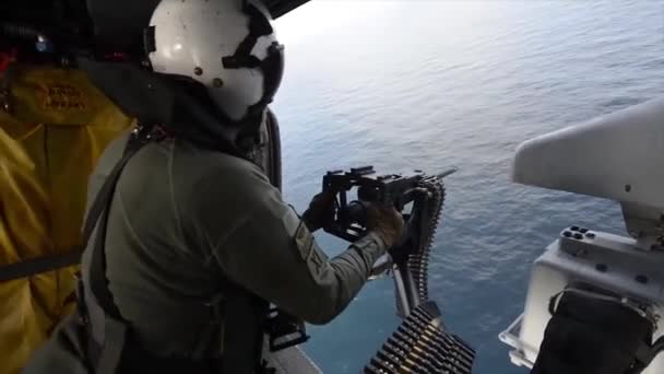 Soldaat Tijdens Het Fotograferen Van Praktijken Van Een Gevechtshelikopter — Stockvideo