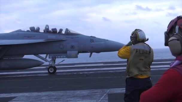 Signalman Memberikan Petunjuk Pesawat Angkatan Udara Untuk Lepas Landas — Stok Video
