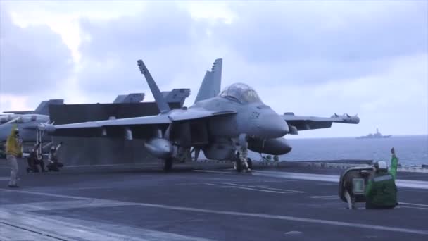 Oss Flygvapnet Strike Eagle Lyfter Från Ett Hangarfartyg — Stockvideo