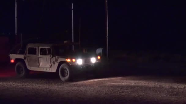 Ons Leger Militaire Voertuigen Tijdens Nacht Controletaken — Stockvideo