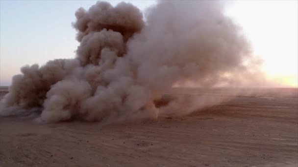 Пилова Буря Після Запуску Ракети Від Військових Транспортних Засобів — стокове відео