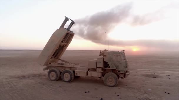 Vista Cerca Vehículo Lanzacohetes Militar Desierto — Vídeo de stock