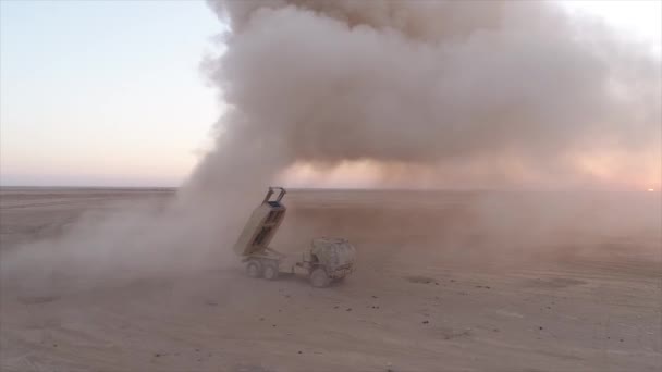 Militair Voertuig Woestijn Lancering Van Een Raket — Stockvideo