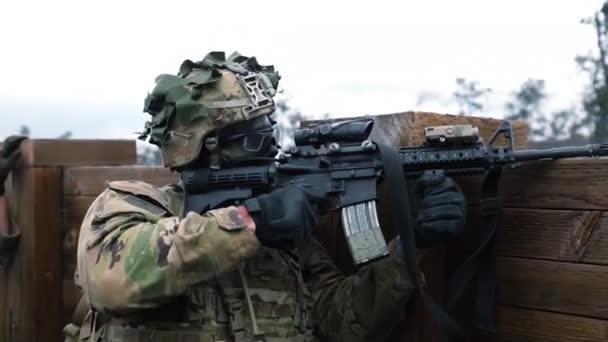 Getarnter Soldat Bei Kampftraining — Stockvideo
