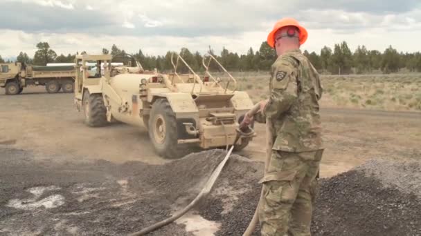 Soldat Bereitet Sich Auf Bauarbeiten Auf Militärbasis Vor — Stockvideo