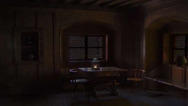 Tenebrous 家のリビング ルームで古いランプの点灯 — ストック動画
