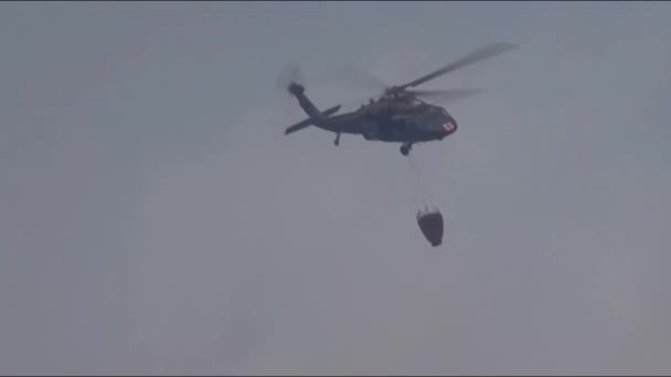 Askeri Tıp Helikopter Üzerinde Malzemeleri Ile Uçan — Stok video