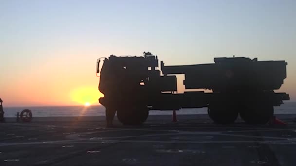 Vista Caminhão Militar Porta Aviões Durante Pôr Sol — Vídeo de Stock