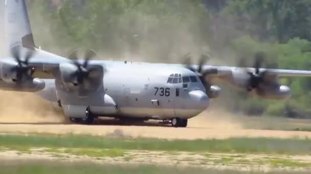 多任务军用飞机降落在污跑道上 — 图库视频影像