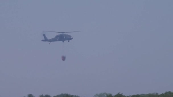 Helicóptero Medevac Exército Dos Eua Soltando Água Uma Zona Incêndio — Vídeo de Stock