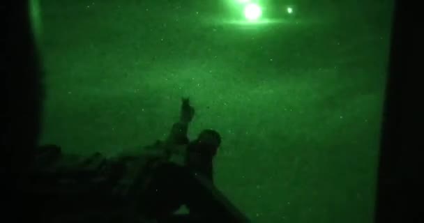 Ночной Обзор Солдат Стреляющих Боевого Вертолета — стоковое видео