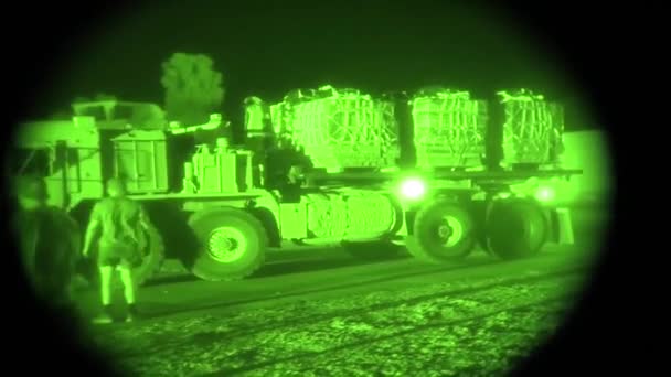 Visione Notturna Attrezzature Pesanti Che Mobilitano Rifornimenti Nella Base Militare — Video Stock