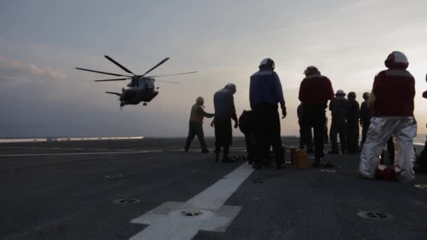 Aterragem Helicóptero Para Pegar Passageiros — Vídeo de Stock