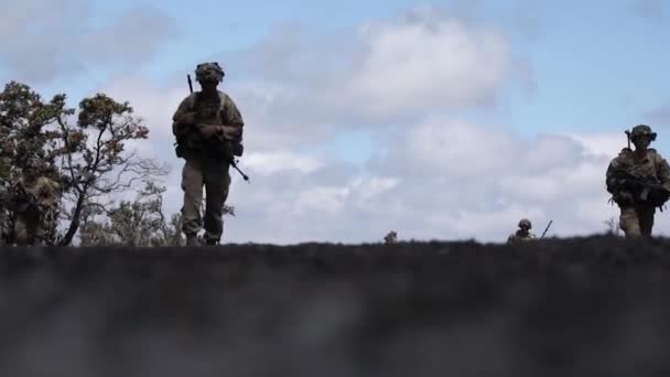 Група Солдатів Наближається — стокове відео