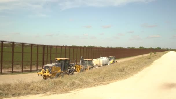 テキサス州のメキシコ国境に車を停め重機 — ストック動画