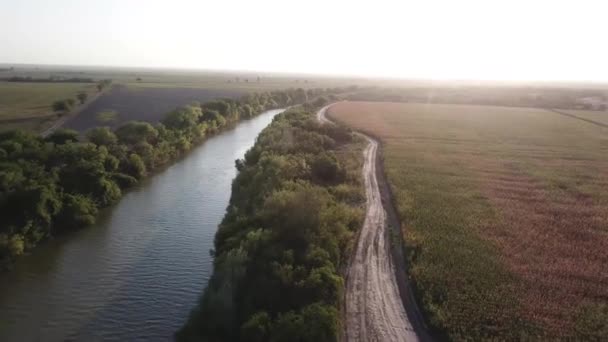 Rio Grande Nehri Yakınında Bir Mısır Alanın Üzerinde Bir Uçak — Stok video