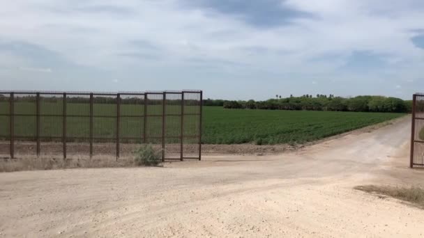 美国和墨西哥在建造过程中的边界墙 — 图库视频影像