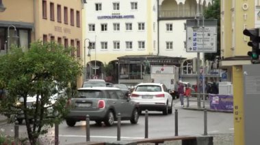 Almanya'da bir yolda araba