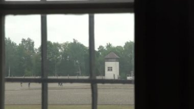 Dachau toplama kampı gözcü kulesinde pencereden görüntüleme