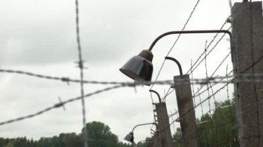 Bir nazi toplama kampı tel çit görünümünü