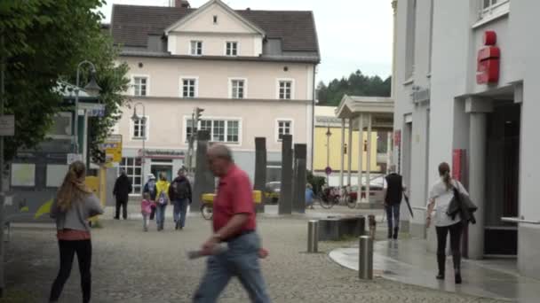 Άτομα Έναν Πεζόδρομο Στη Γερμανία — Αρχείο Βίντεο
