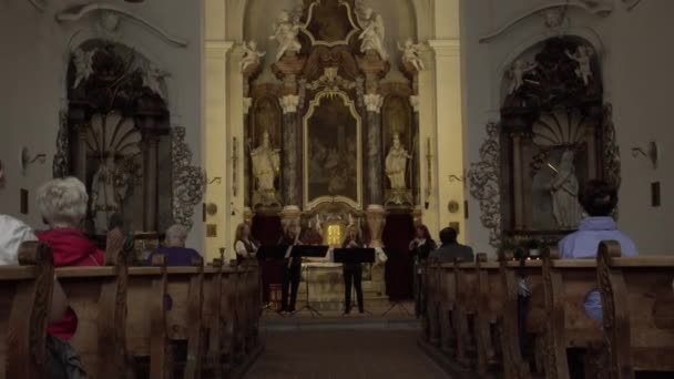 ドイツの教会のミサの間にオーケストラ — ストック動画