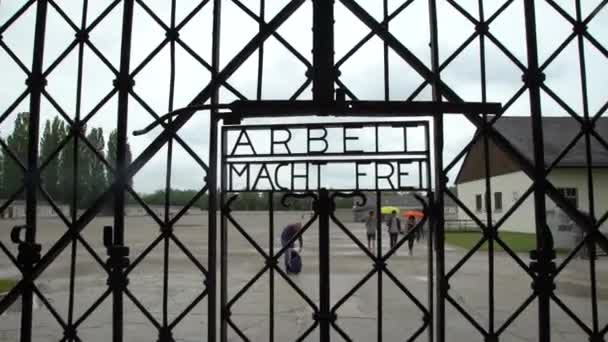 Arbeit Macht Frei Schild Eingang Des Dachau — Stockvideo