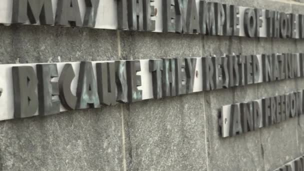 ホロコーストで故人を記念する銘板の表示 — ストック動画