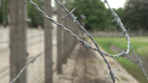 다하우 수용소에서 와이어 울타리의 클로즈업 — 비디오