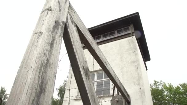 Aussichtsturm Nazi Konzentrationslager — Stockvideo