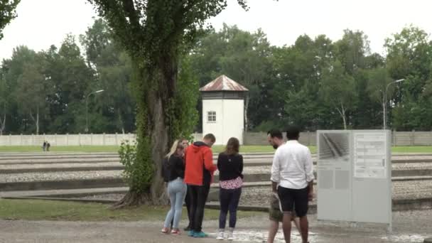 Turistas Monumento Campo Concentración Dachau — Vídeos de Stock