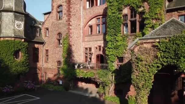 无人驾驶飞机飞越德国一座旧建筑 — 图库视频影像