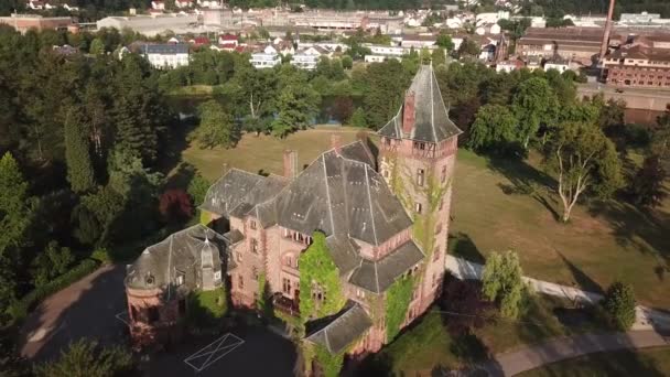 在德国上空飞过一座古堡的无人机 — 图库视频影像